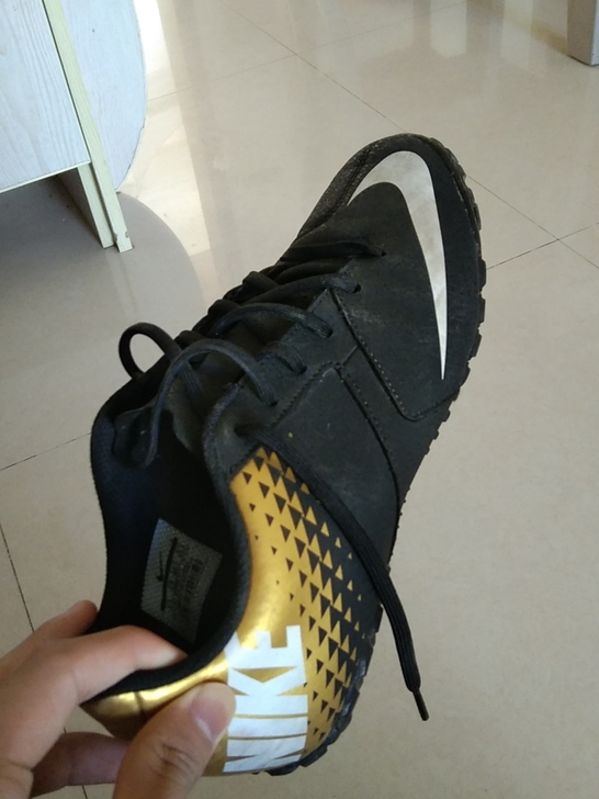 耐克足球鞋 ，穿了三天，太小了 39码，低...