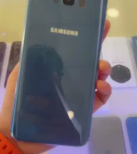 经典三星S8 几百块拿走用 手机店内清仓库...