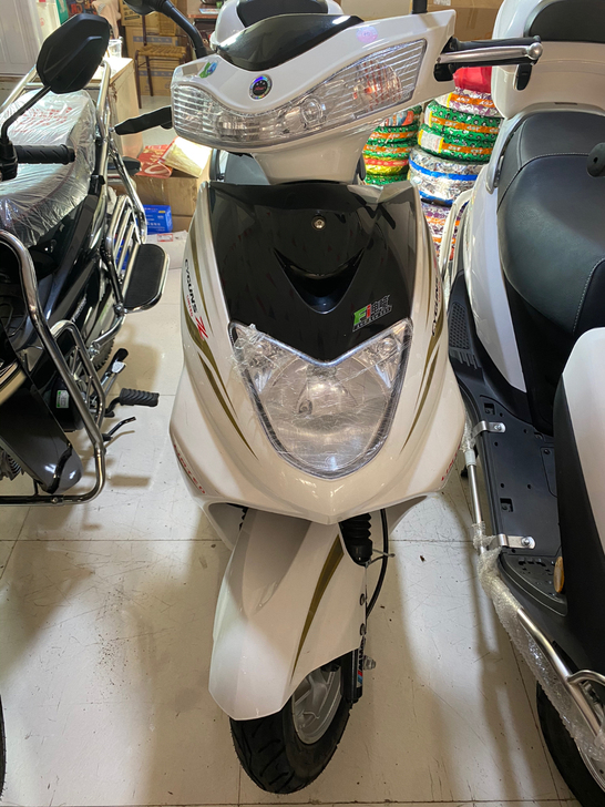 特价促销爱立新125踏板车，汽油车，国四可...