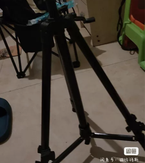 折叠画架手摇式的，自己买多了便宜出一个，标...