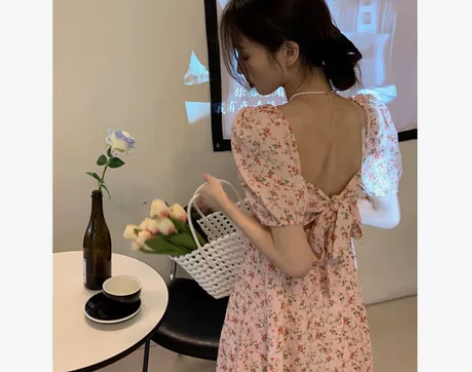 辣妹连衣裙女夏V领露背蝴蝶结小众泡泡袖小个...