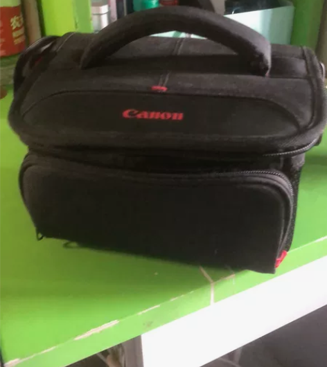 佳能摄影包，肩带断了扔了，剩下个包随便卖了...