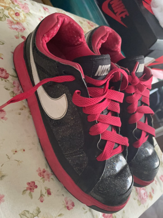 NIKE超轻 运动跑鞋 红黑颜色大牌超好看...