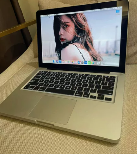 20年买的苹果笔记本电脑13寸，自用i7顶...