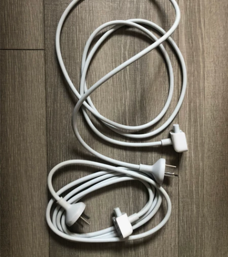 苹果电脑电源线  两根打包包邮 感兴趣的话...