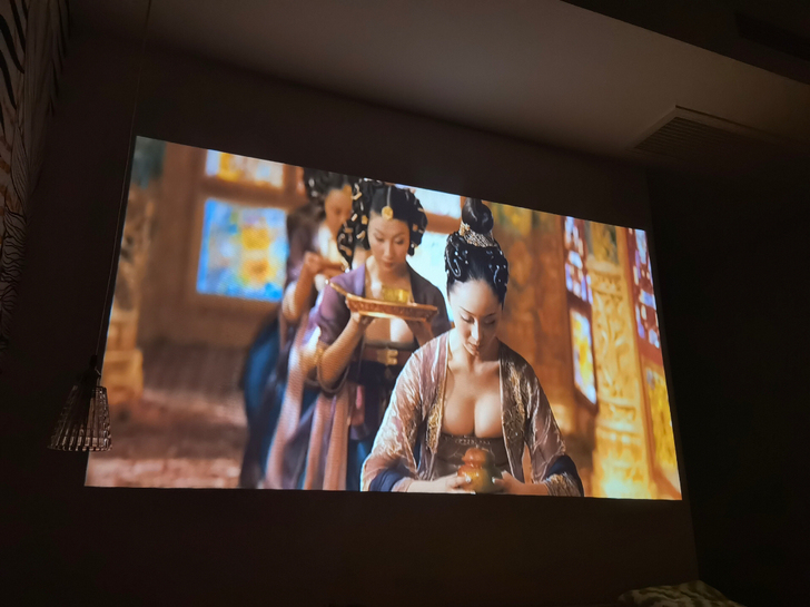 【实拍】4k超清投影仪全新可连手机白天投墙...