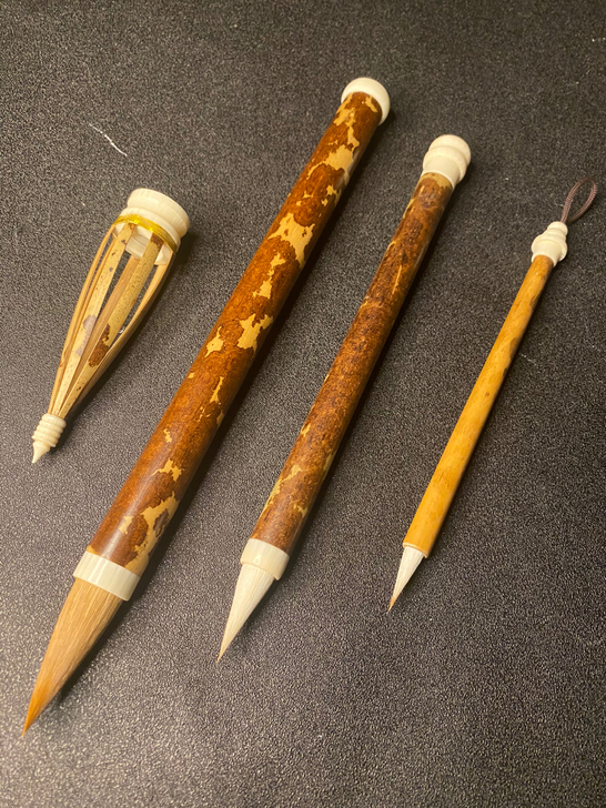 三件套，第一个是披狼毫加了染色羊毫和少量尼...