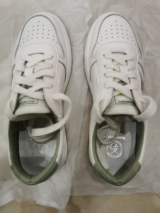 白色透气板鞋。买来1个月了，全新。试穿一下...
