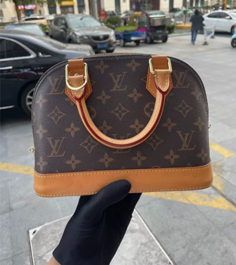 LV 小号贝壳包 成色97 感兴趣的话点“...