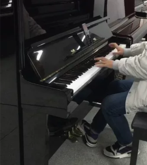 离开上海日本进口的原装卡哇伊钢琴清货 这是...