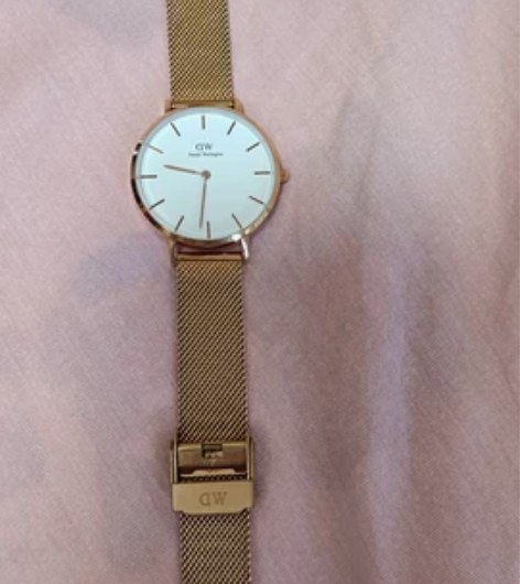 dw手表，戴过几次，还很新，除了扣头里面轻...