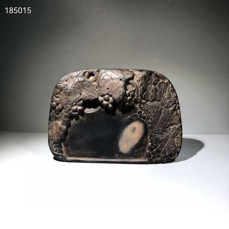 旧藏 名家端砚，巧借天然石皮雕刻葡萄，寓意...