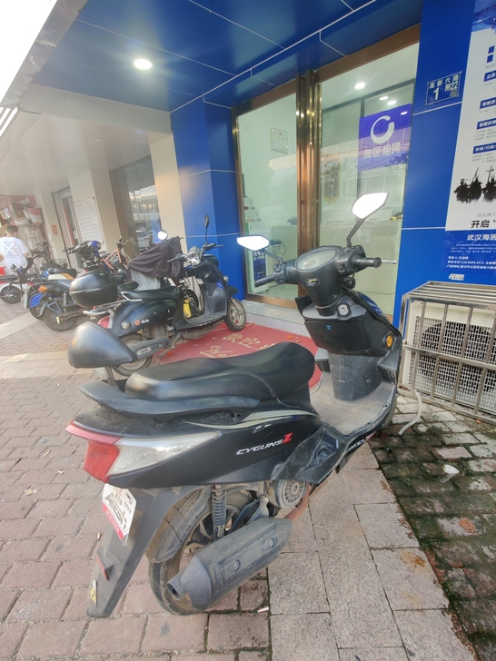 个人一手摩托车，平时跑下业务，去年买的，没...