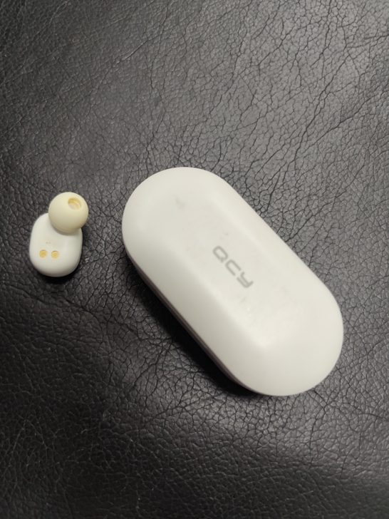 QCY和夏新蓝牙耳机