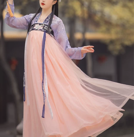 裳云兮 民族装舞台装 刺绣什么的还是好看的...