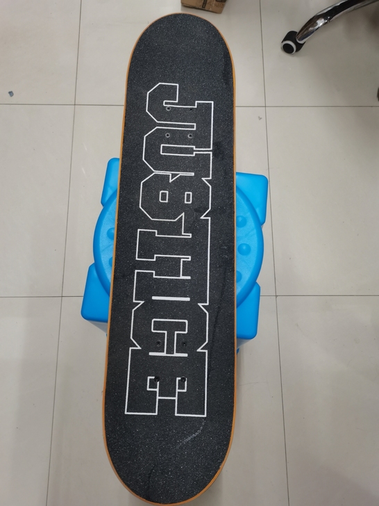 DBH专业双翘滑板，刚进大学加社团时候买的...