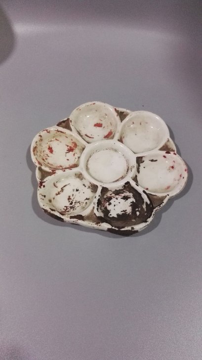 文房精品。清代包老白瓷调色瓷盘瓷质细腻，文...