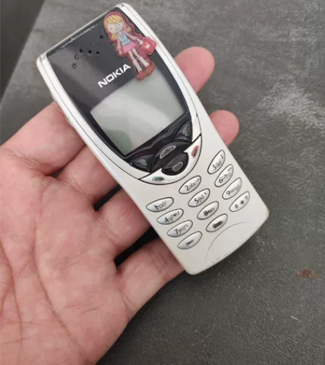 诺基亚手机，外表如图，缺充电器，后盖有一裂...