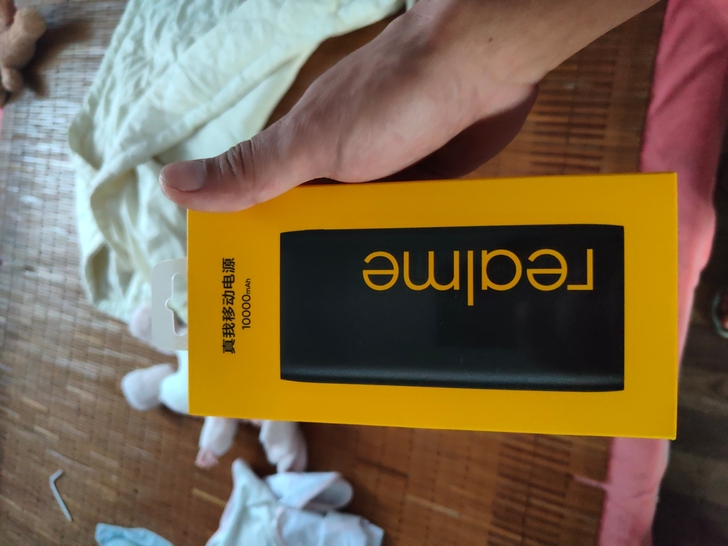 真我 充电宝  耳机  充电宝是黄色