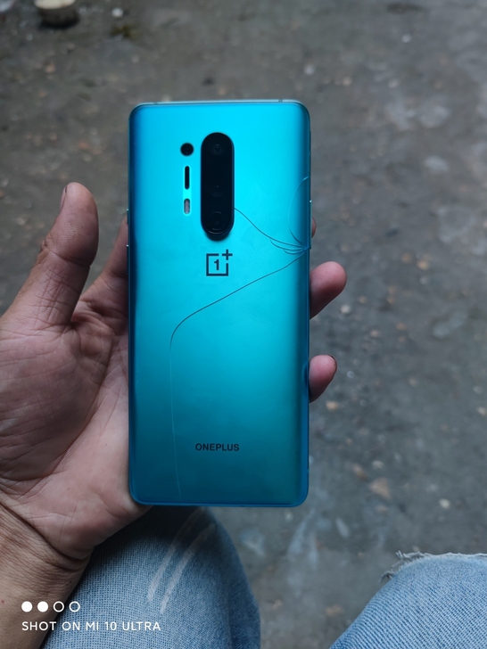 一加8pro8十128屏幕有轻微划痕，已贴...