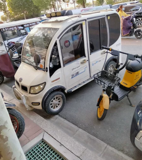 飞鸽四轮电动车，方向盘四轮空间大，一切正常...
