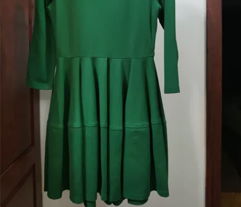 闲置春秋绿色蓬蓬裙，略有弹力，修身高腰不显...
