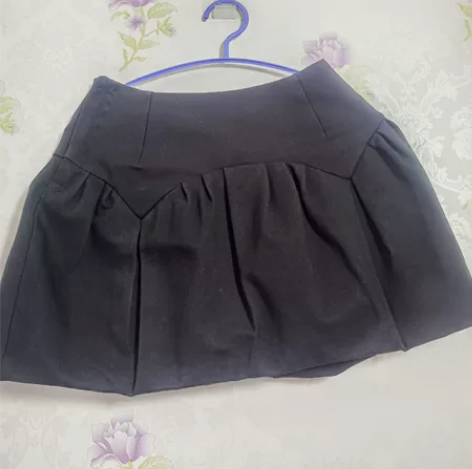 黑色蓬蓬裙，S码 感兴趣的话点“我想要”和...