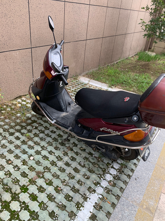 摩托车，雅马哈凌鹰125，是灯就亮是表就走...