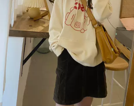 ur深棕色短裙 工装风大口袋 感兴趣的话点...