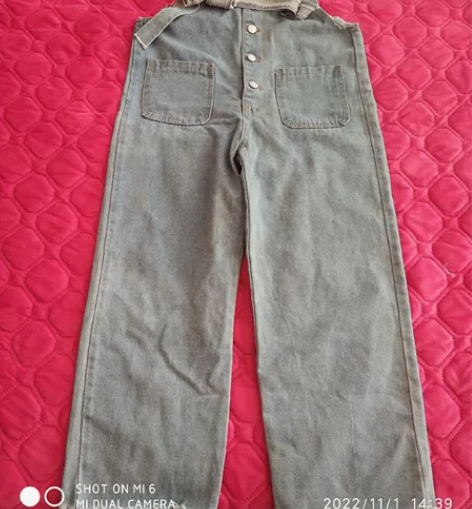 女款背带牛仔裤，s码，轻微瑕疵，基本看不出...