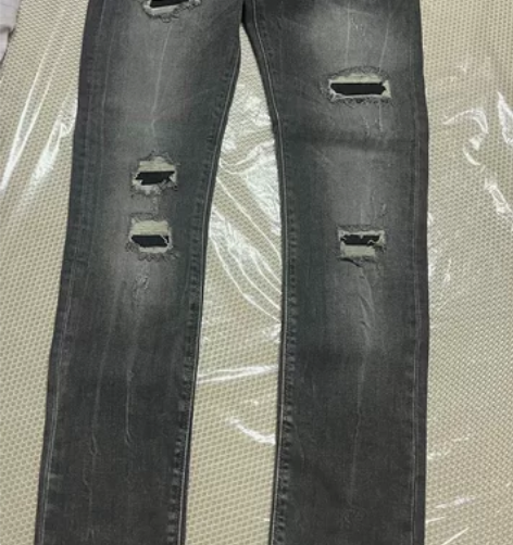 破洞牛仔裤，购于上海港汇恒隆广场ZARA店...