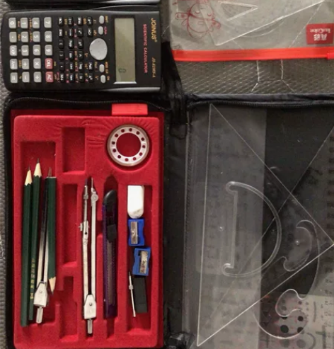 两个计算器，一套作图工具，再加小三角板。共...