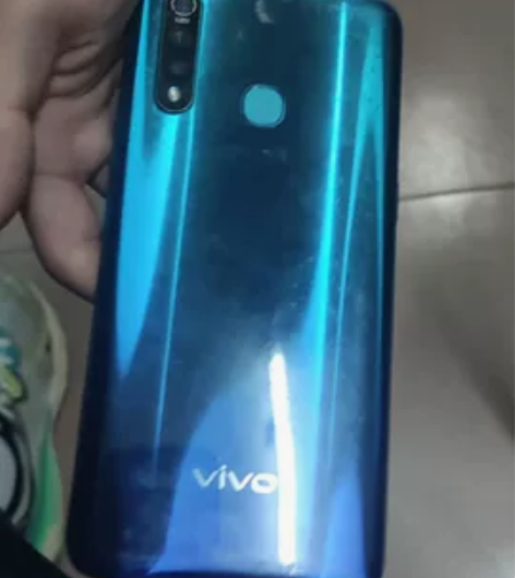 vivoz5x   6+128g，有点磕碰...