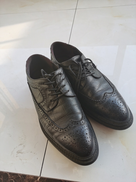 一双布洛克皮鞋，现在不咋穿了，8成新，有需...