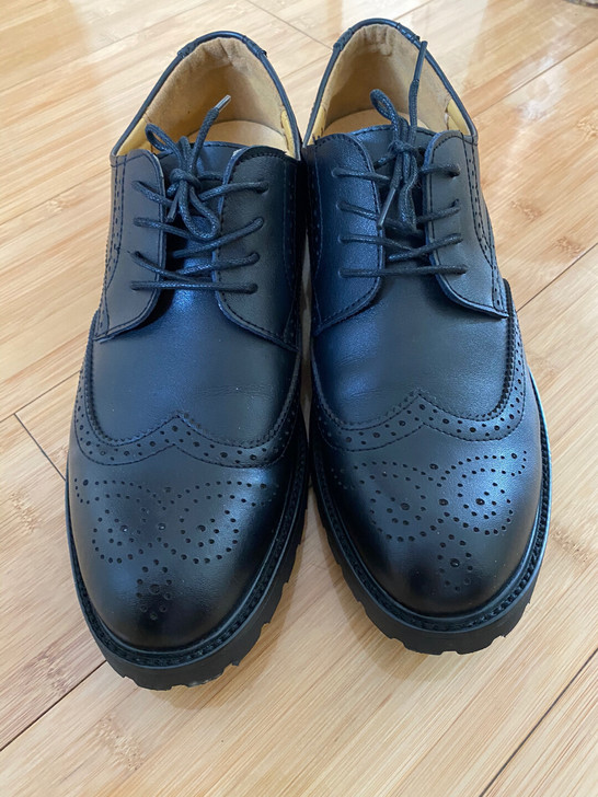 英伦风布洛克雕花皮鞋 功能：增高 鞋底材质...