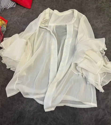 透明防晒中袖 里面搭一件白色吊带 超级小...