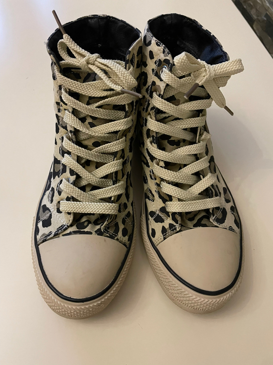 豹纹帆布鞋，37码。新旧如图，图六位置上次...