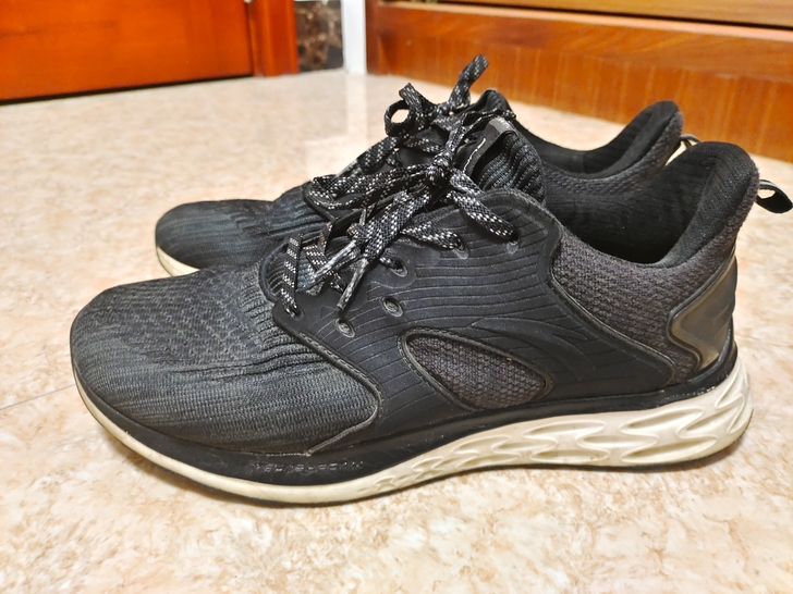 安踏闪能科技跑鞋41码，279元一年前入手...