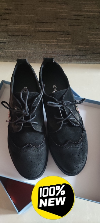 全新布洛克女鞋，牛皮做旧风格，买小了穿不了...