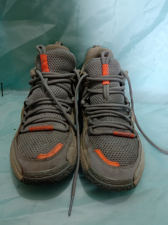 41码正品李宁篮球鞋， 鞋子品相如图所示实...