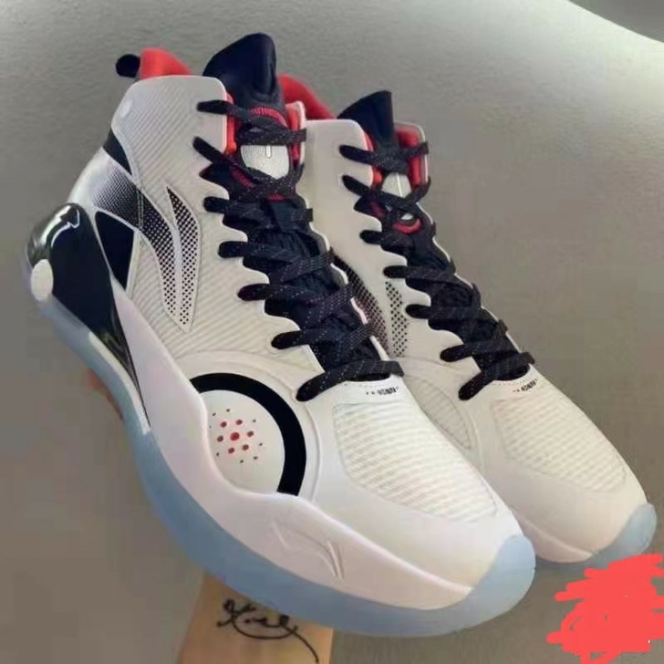 驭帅15  黑白配色 抓地力极强 包裹性舒...