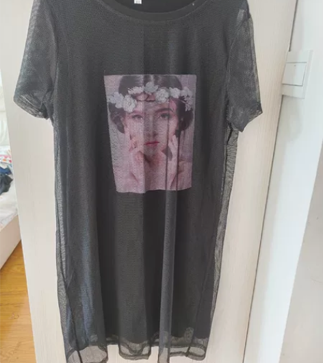 黑色两件套连衣裙，里面裙子为坎肩长裙，位面...