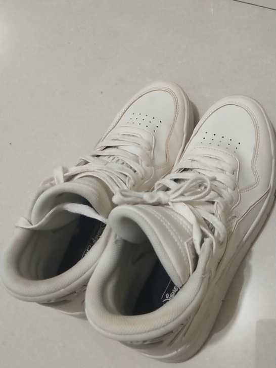 李宁,正品,专柜购,39码。八成新吧,刷刷...