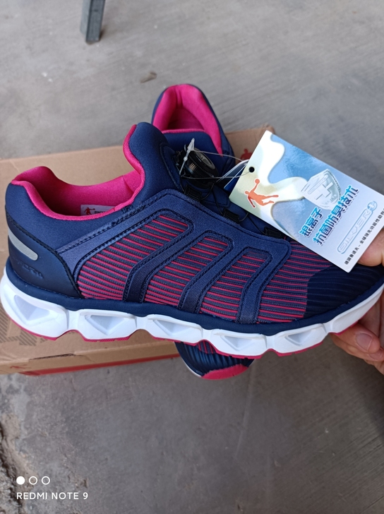 正品全新乔丹女跑步鞋，处理36码.37码....