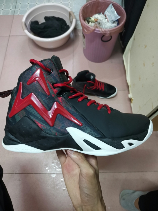 乔丹篮球鞋运动鞋,没穿几次几乎全新,在店里...