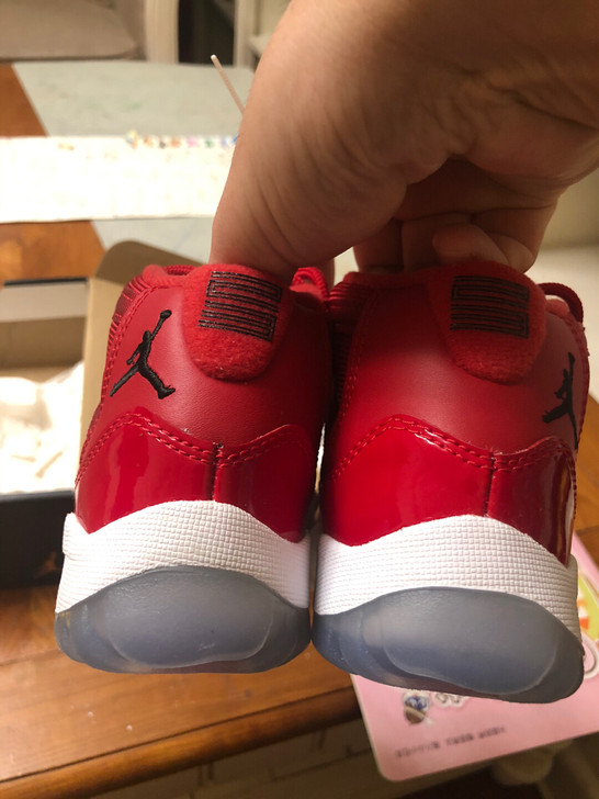 aj11乔丹为正品，全新没穿过，轻微氧化。...