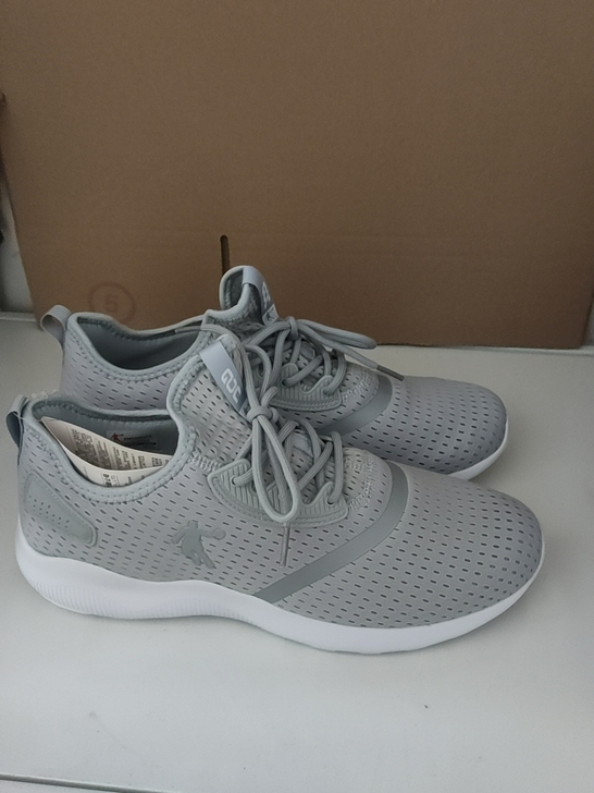 全新乔丹特价处理44码一双