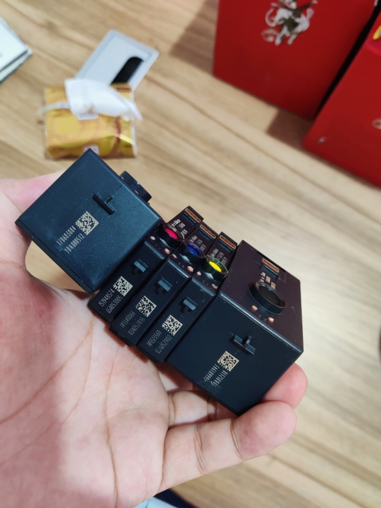 惠普hp 905xl 墨盒，有一套黑色和彩...