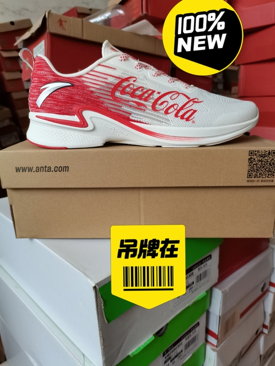 安踏男可口可乐联名款氢跑2代透气跑鞋。