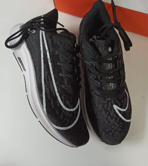 耐克黑白色运动鞋41码，商场活动看合适就买...